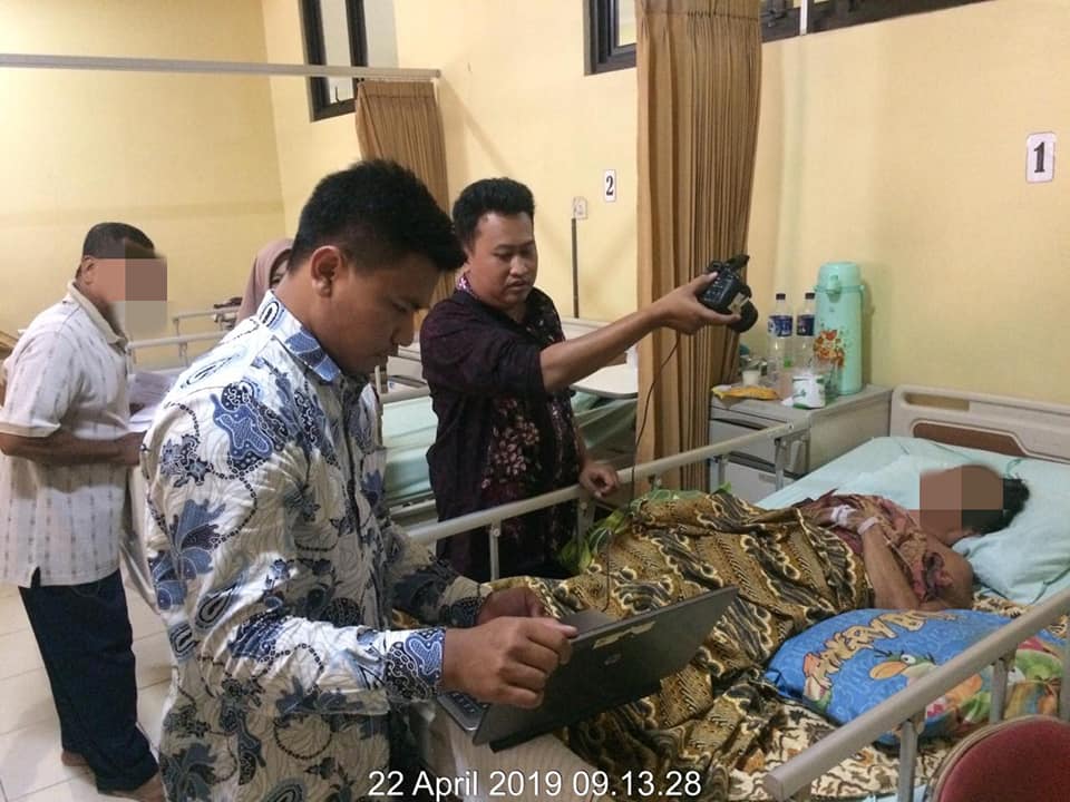 Petugas Disdukcapil Kudus melakukan perekaman E-KTP di rumah sakit