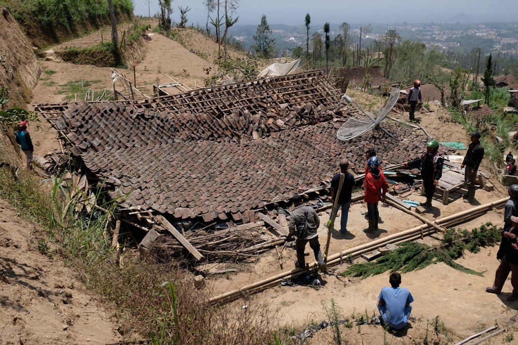 Angin kencang menerjang Desa Pogalan, Kecamatan Pakis