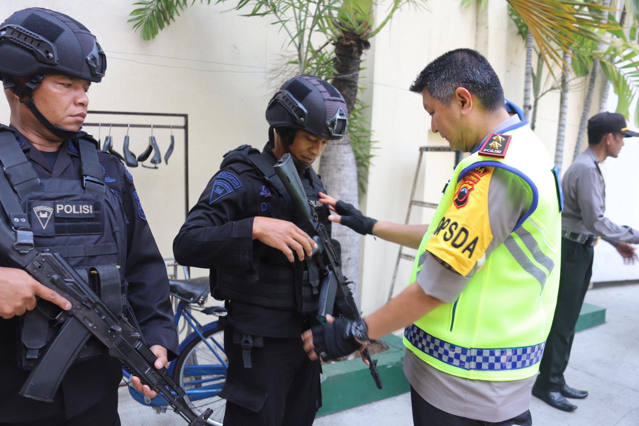 Kapolda Jawa Tengah Irjen Pol Rycko Amelza Dahniel mengecek kelengkapan personil