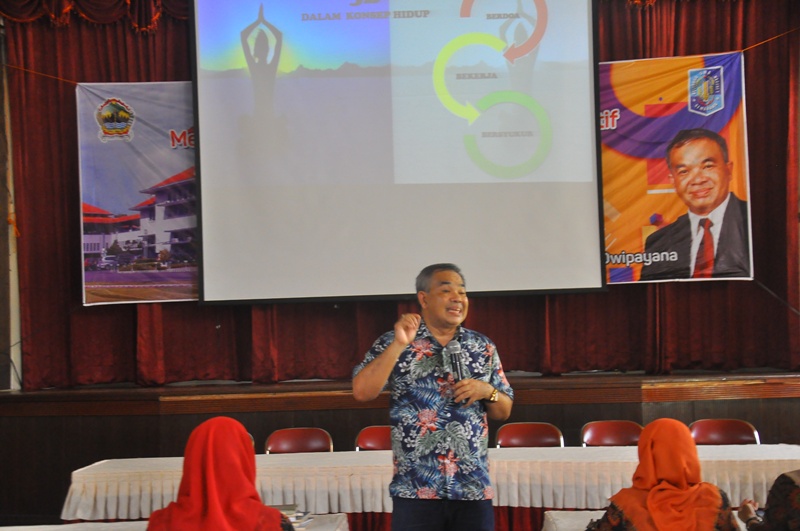 Motivator Nasional DR Aqua Dwipayana memberikan Motivasi kepada para guru di SMA N 1 Semarang