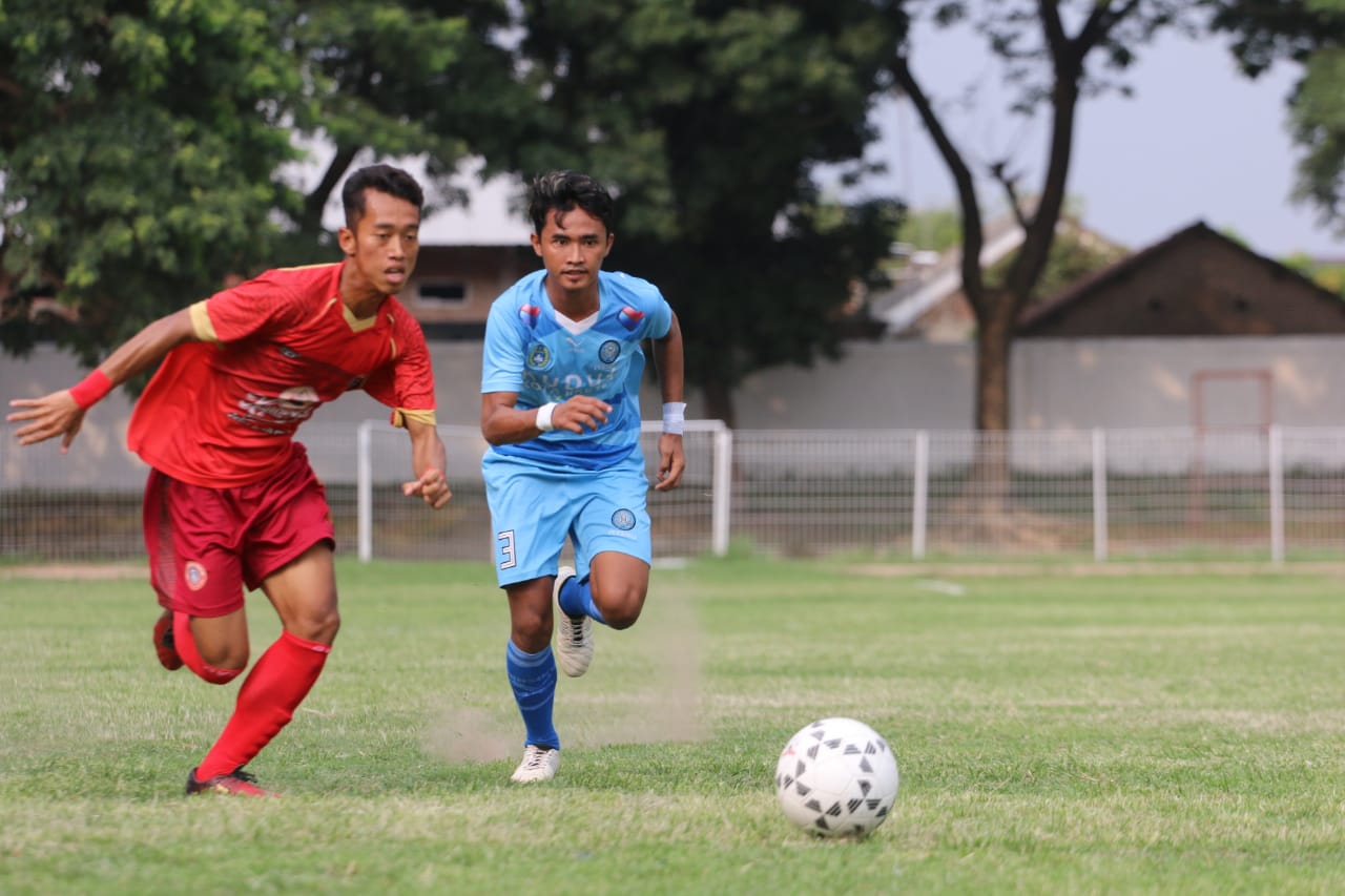 Pemain Persiku Kudus saat berhadapan dengan pemain Persidekab di Stadion Chandra Birawa