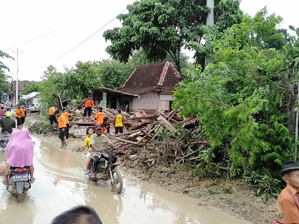 Relawan sedang membersihkan puing-puing rumah yang tersapu banjir di Kecamatan Gubug