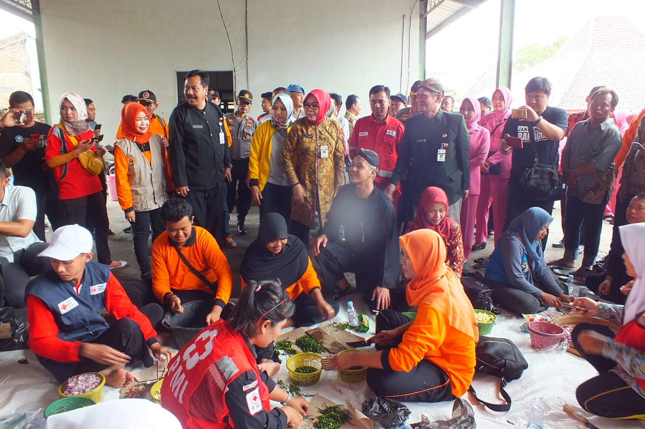 Gubernur Ganjar didampingi Bupati Sri Sumarni memantau kondisi dapur umum