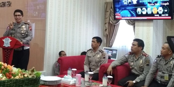 Dirlantas Polda Jateng Kombes Pol Rudi Antariksawan saat menunjukkan cara kerja E-Tilang