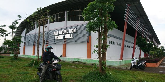 Sejumlah oknum warga mencuri lampu di gedung Multifunction Sport Hall