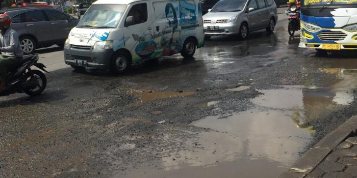 Sejumlah kendaraan melintas di Jalan Demak-Semarang yang kondisinya rusak parah