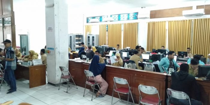 Suasana perekaman e-KTP di kantor Disdukcapil Sukoharjo