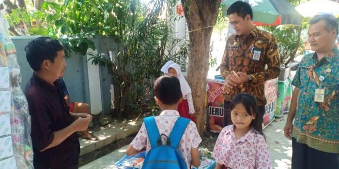 Kepala Disdikbu Kendal, Wahyu Yusuf Ahmadi saat meninjau salah satu sekolah yang menjual komik konten dewasa