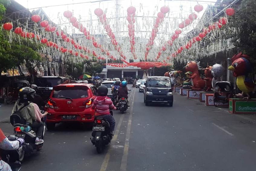 Suasana arus lalu lintas di depan Pasar Gede dari Surakarta menjelang perayaan Hari Imlek 2571