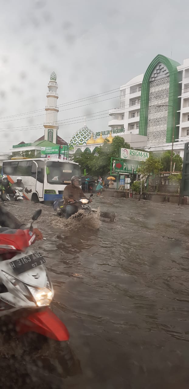 Pengendara motor nekat menerjang banjir di Jalan Raya Kaligawe