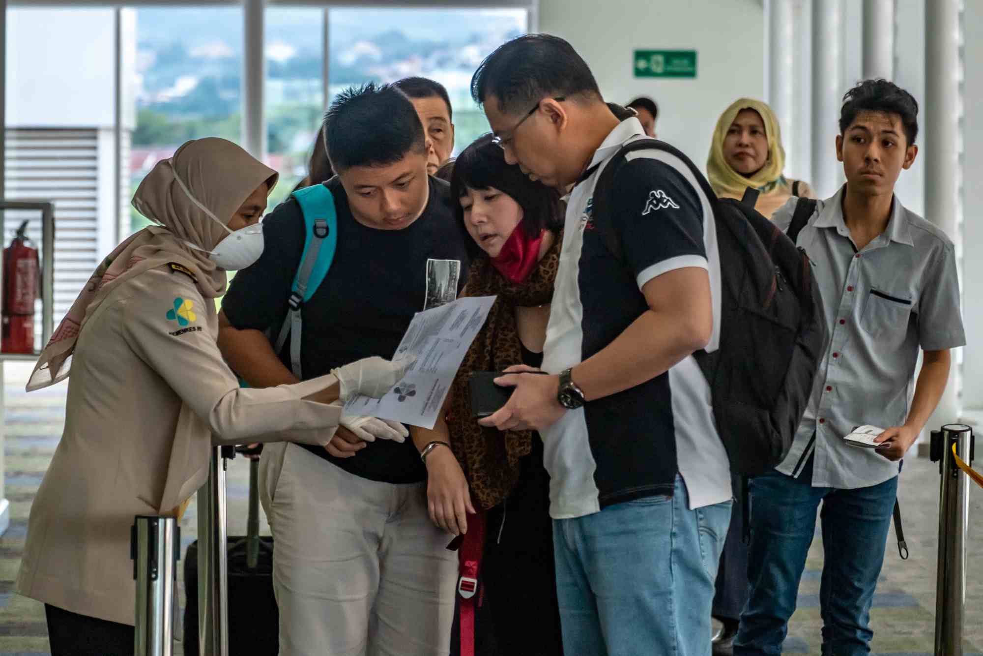 Petugas Kantor Kesehatan Pelabuhan (KKP) Semarang membagikan Kartu Kewaspadaan Dini