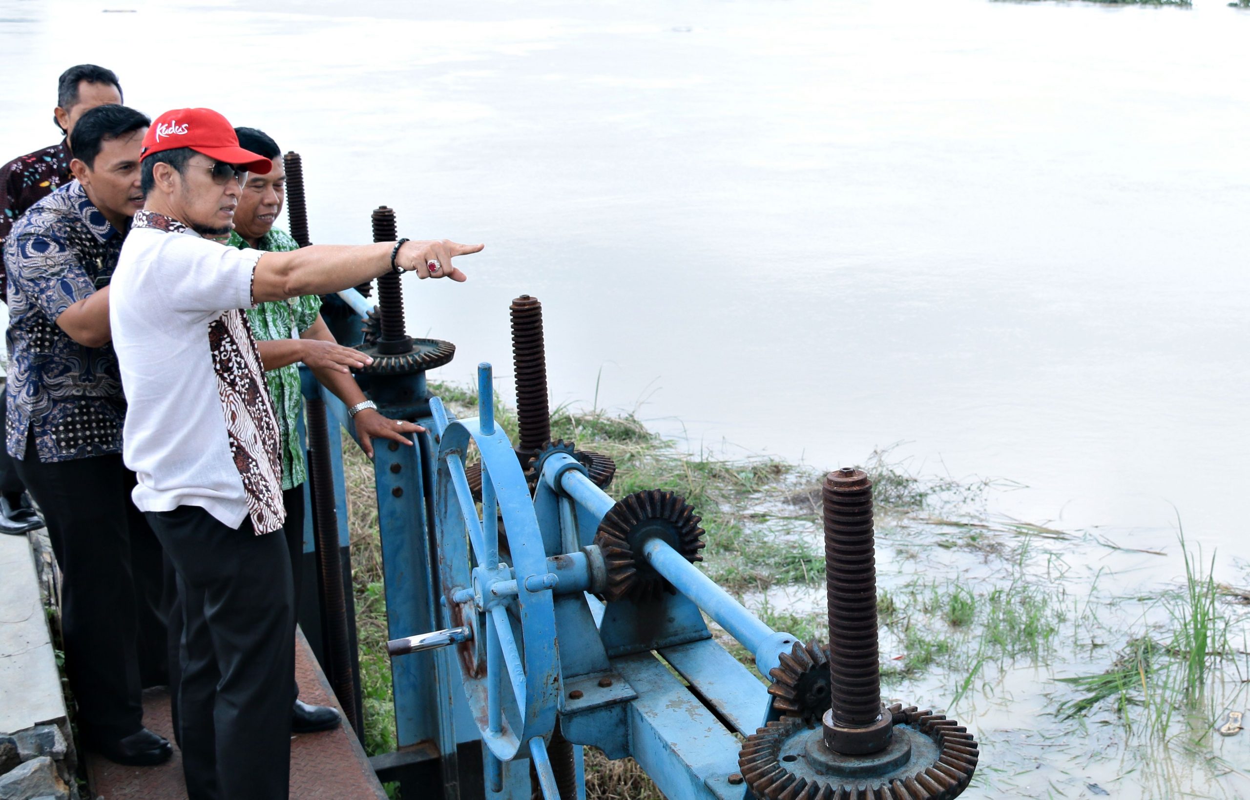 Plt Bupati Kudus HM Hartopo melakukan pantauan kondisi Sungai Wulan