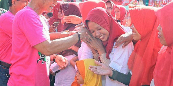 Plt. Bupati Kudus H.M Hartopo bersalaman dengan salah satu warga saat Gebyar PKH