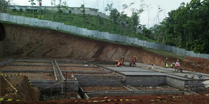 Sejumlah pekerja menyelesaikan reservoir Proyek SPAM Semarang Barat