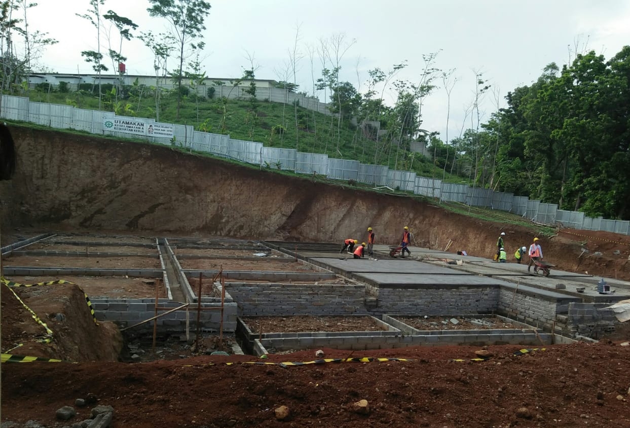 Sejumlah pekerja menyelesaikan reservoir Proyek SPAM Semarang Barat