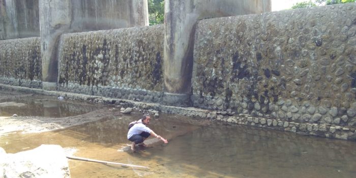 Tim inavis Polres Karanganyar melakukan olah TKP penemuan bayi di Sungai Dimoro