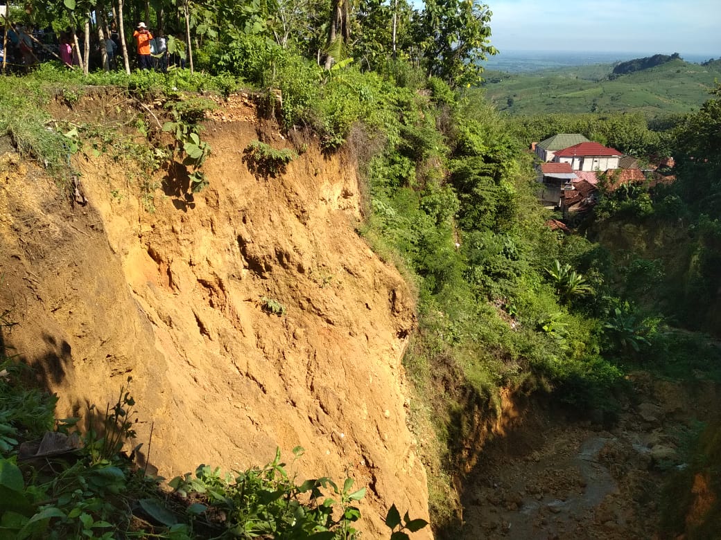 kondisi tebing longsor di Desa Purwokerto, Kecamatan Kayen