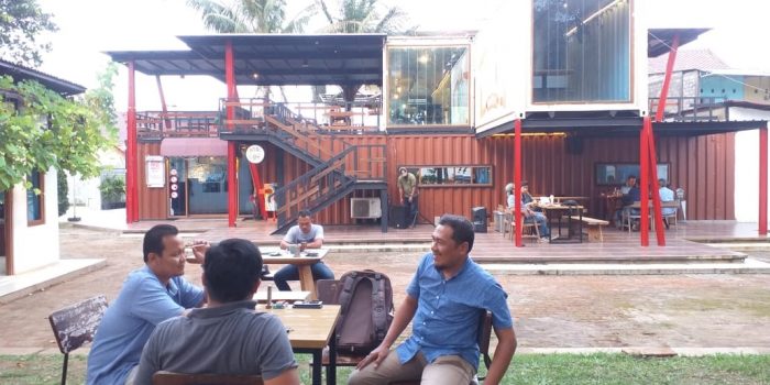Sejumlah warga menikmati kopi di salah satu warung kopi
