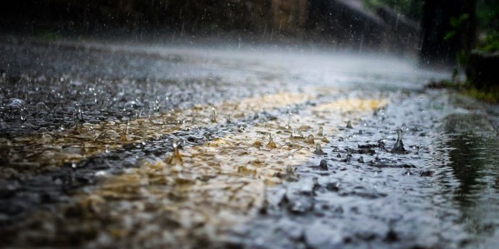 Hujan Pertama di Awal Musim Bikin Sakit, Mitos atau Fakta?