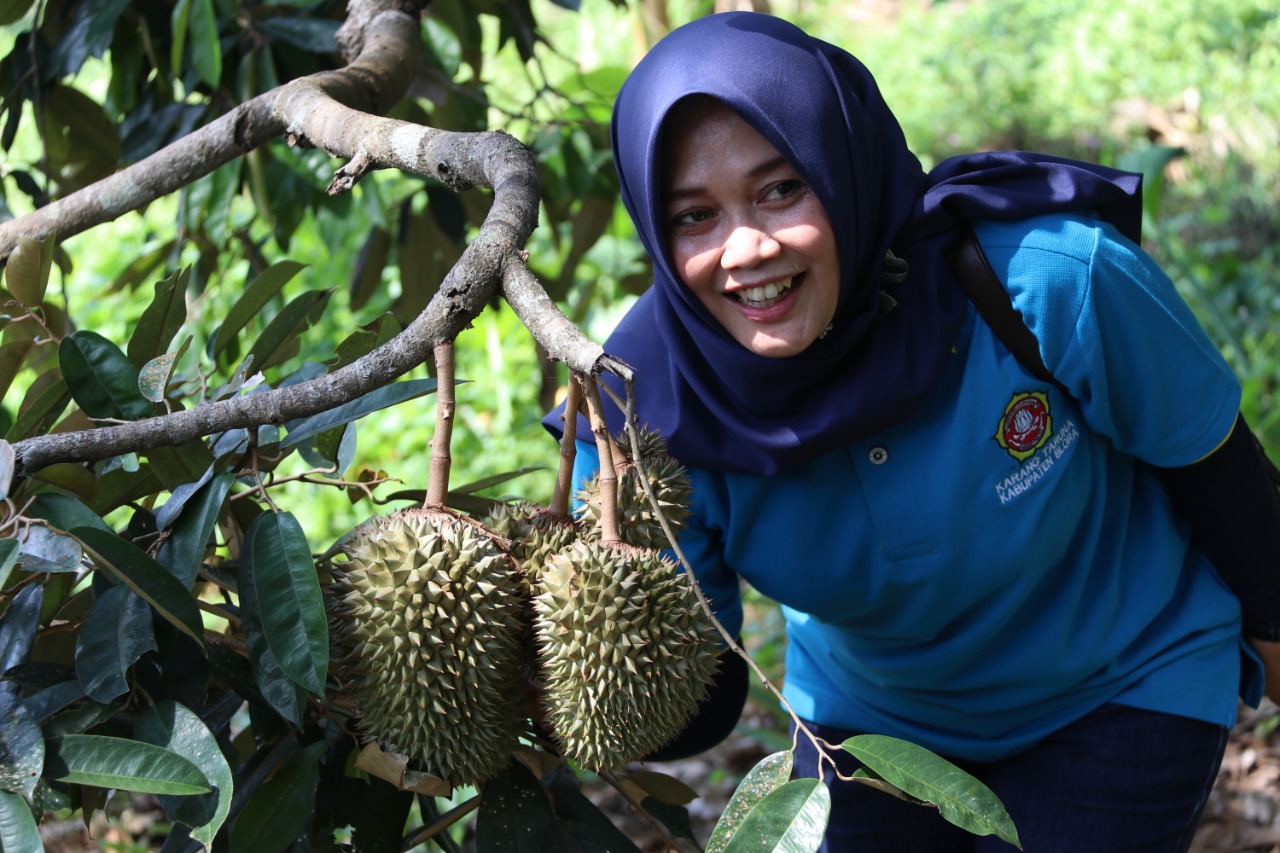 Salah satu warga menunjukkan durian di agro wisata durian di Desa/Kecamatan Tunjungan