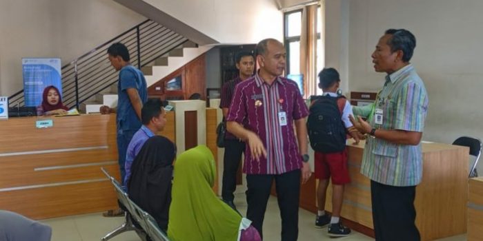 Plt. Bupati Dian Kristiandi saat sidak pelayanan di Disdukcapil Jepara
