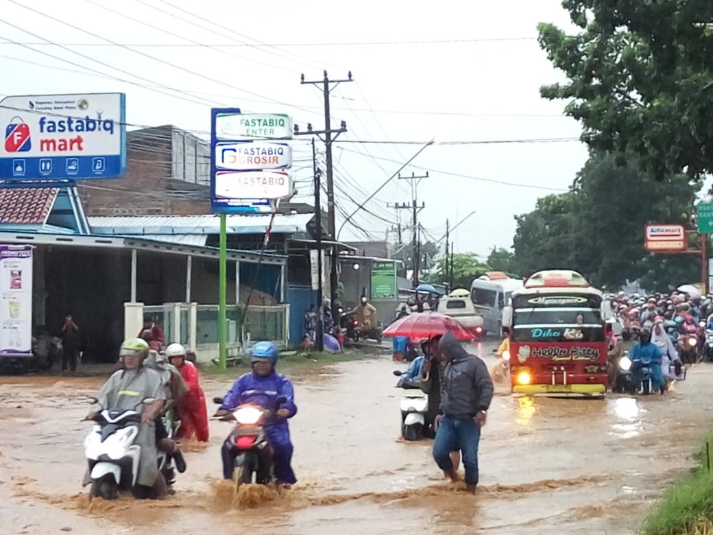 Sejumlah pengendara sepeda motor menerjang banjir di Jalan Provinsi Pati-Tayu