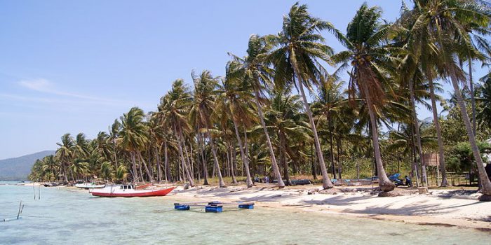 Pantai di karimunjawa