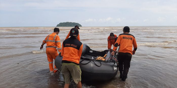 Tim gabungan saat hendak mencari keberadaan nelayan yang hilang di perairan Benteng Portugis
