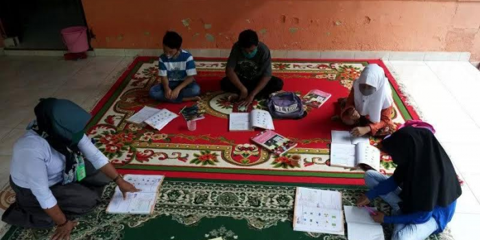 Guru SD Datangi Rumah Siswa untuk Belajar Luring