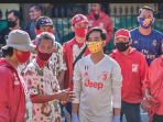 Gibran Bagikan Ratusan Paket Sembako dan Masker