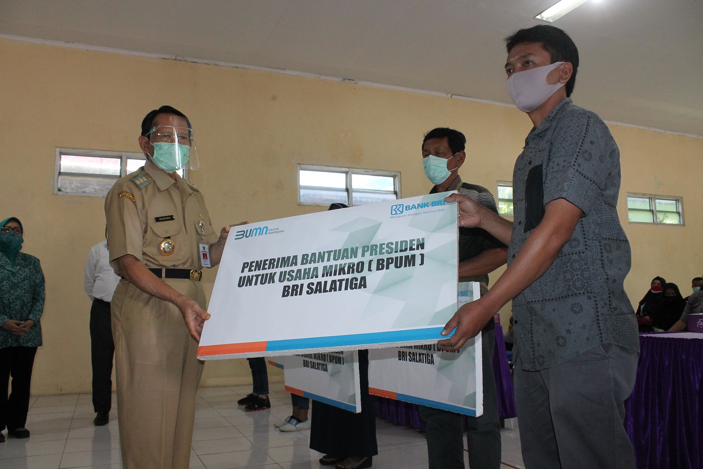 Penyerahan secara simbolis Bantuan Produksi Usaha Mikro (BPUM)