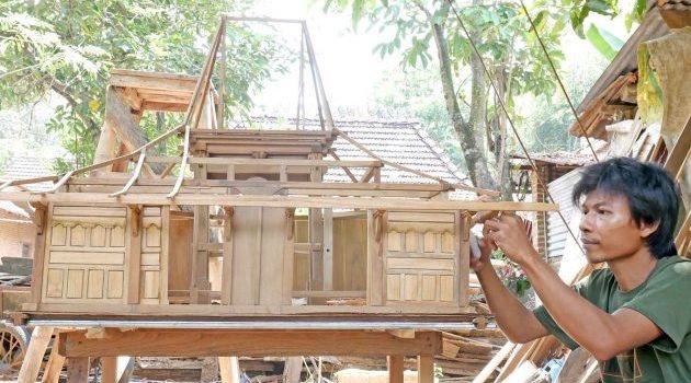 Miniatur Rumah Adat Kudus dari Limbah Kayu