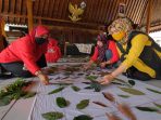 Puluhan Ibu-ibu Kembangkan Bakat Ecoprint