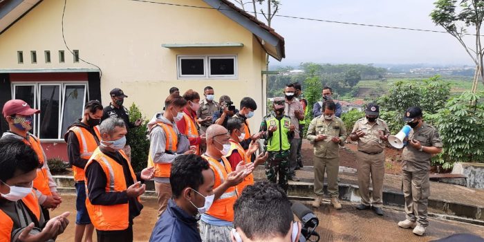 Puluhan Warga Kota Semarang Dihukum Berdoa di Makam Korban Covid-19
