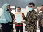Pemkot Salatiga Serahkan 117 Sertifikat PTSL