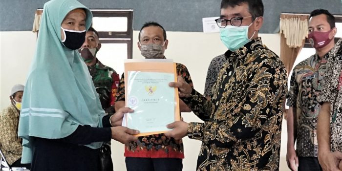 Pemkot Salatiga Serahkan 117 Sertifikat PTSL