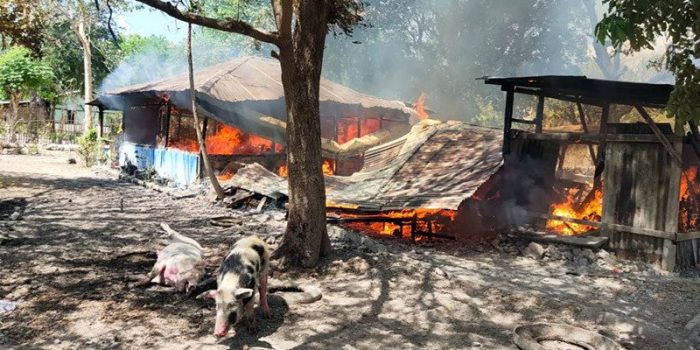 Bentrok, 1 Meninggal dan 7 Rumah Hangus