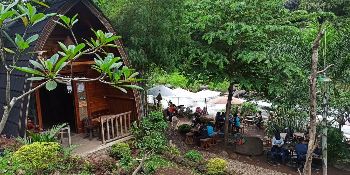 Tempat Ngopi Asyik dengan Nuansa Alam di Pinggiran Kali Comal