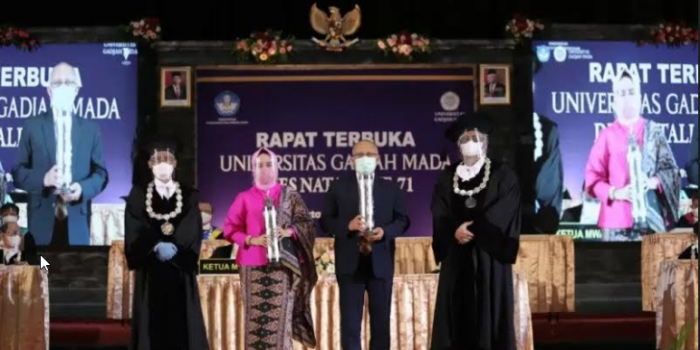 Inventor GeNose Prof. Kuwat Triyono dan Kepala BMKG Prof. Dwikorita Karnawati