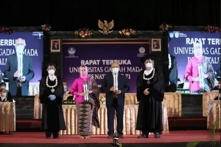 Inventor GeNose Prof. Kuwat Triyono dan Kepala BMKG Prof. Dwikorita Karnawati