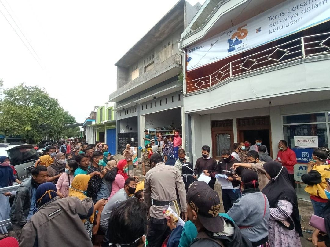 Warga mengantri BPUM