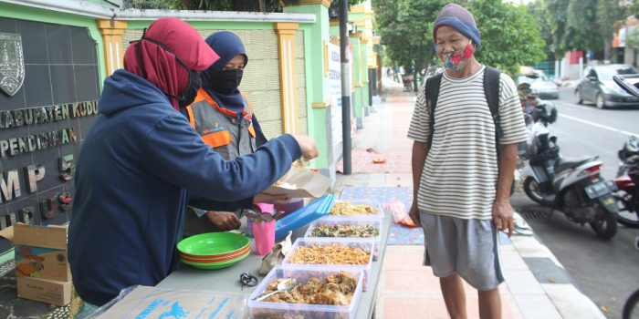 Makanan Gratis Bagi Masyarakat secara Rutin