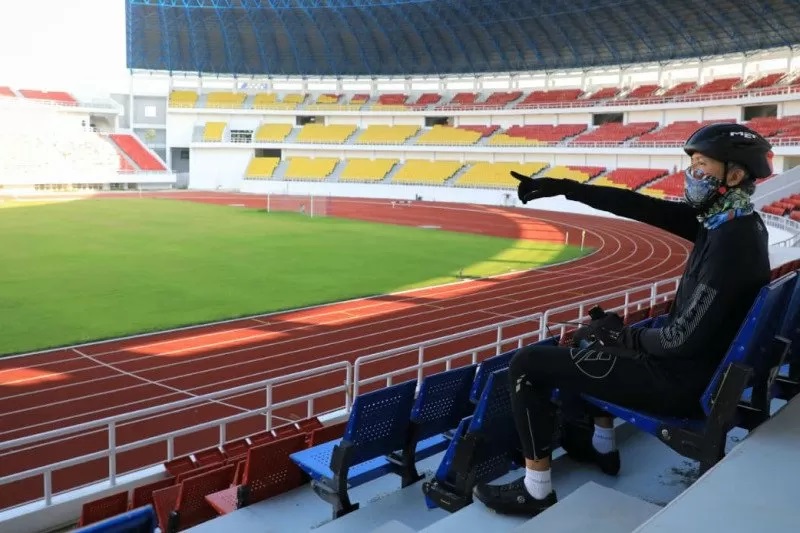 ubernur Jawa Tengah Ganjar Pranowo mengecek progres pembangunan komplek Stadion Jatidiri, Kota Semarang