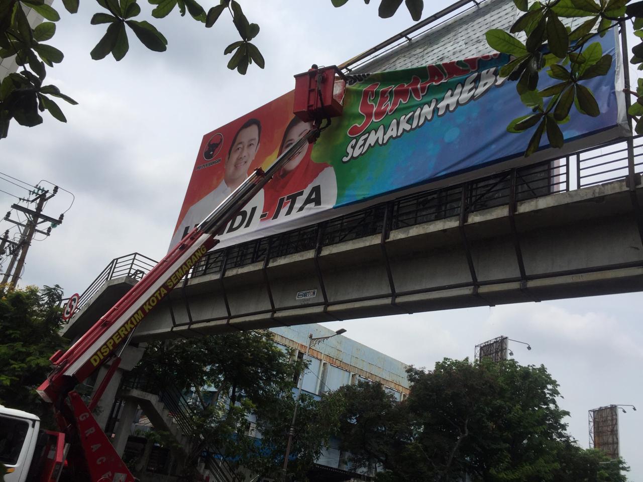 Pencopotan APK melanggar di Jalan Pandanaran