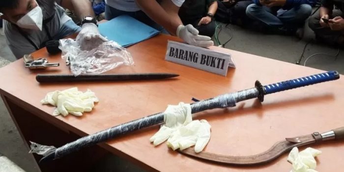 Barang bukti berupa senjata api dan senjata tajam