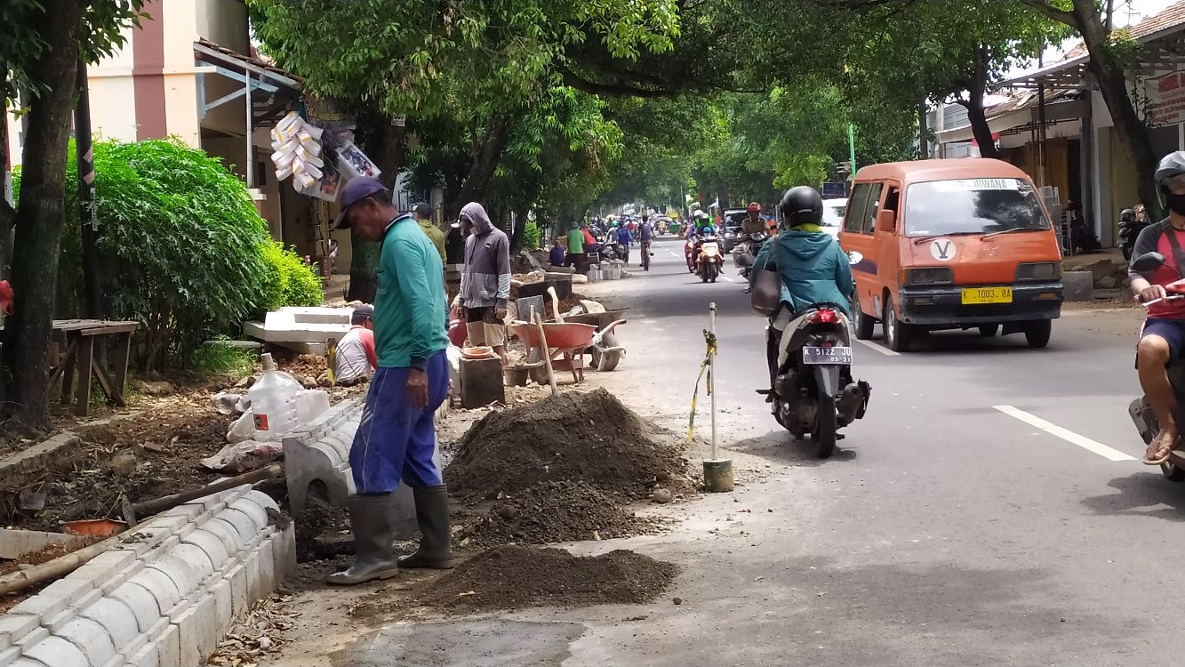 Pengerjaan proyek trotoar di Jalan Wahid Hasyim