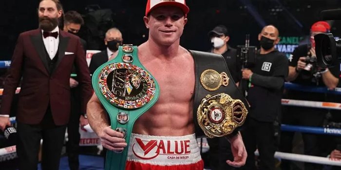 Canelo Alvarez merayakan kemenangan