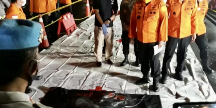 Kepala Basarnas Serahkan Serpihan Pesawat Sriwijaya Air SJ 182 ke DVI