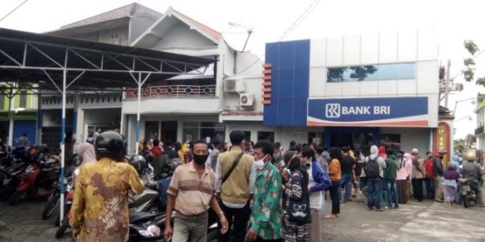 Antrean BPUM Menumpuk, Prokes Sulit Diterapkan