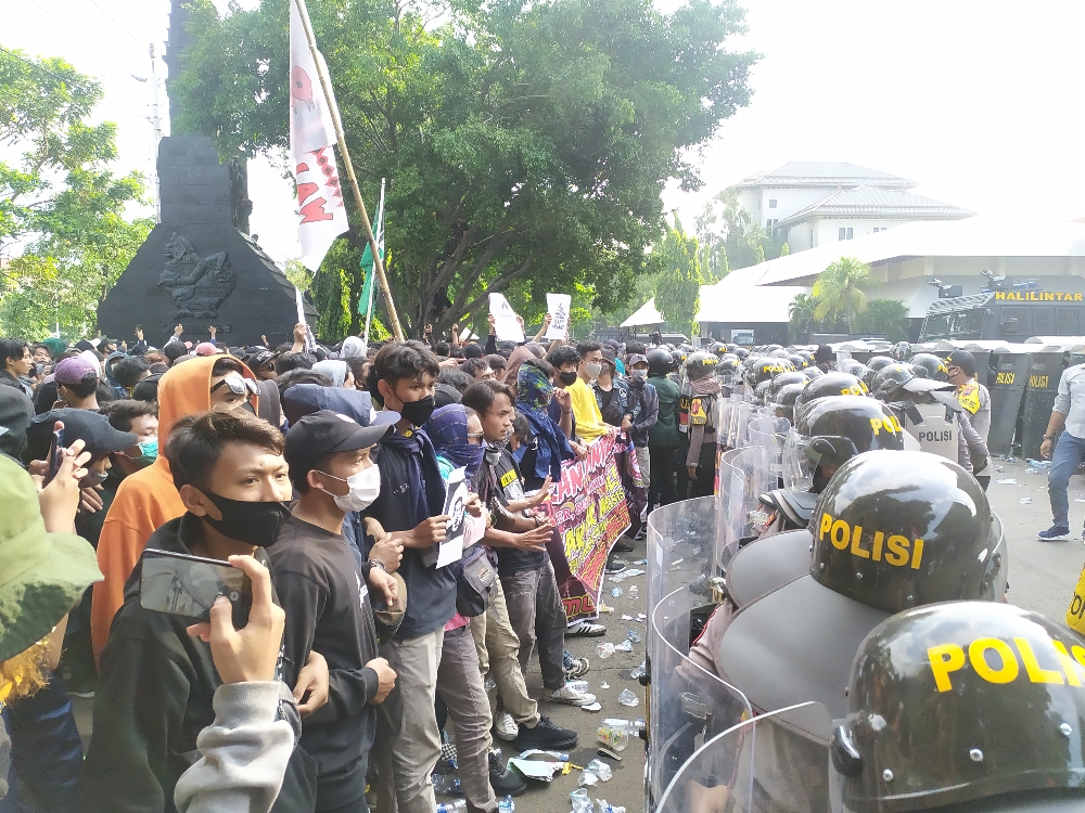 Demo tolak UU Cipta Kerja di depan Kantor DPRD Jateng
